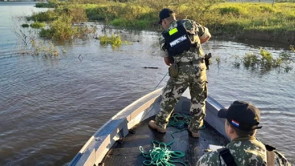 Puede ser una imagen de 2 personas, personas pescando y barco